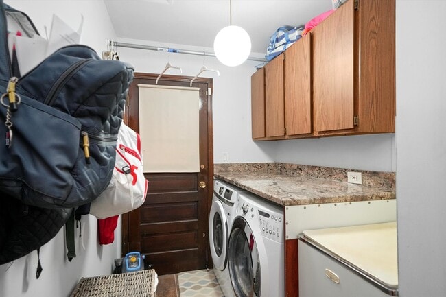 Building Photo - 5238 Pratt Ave