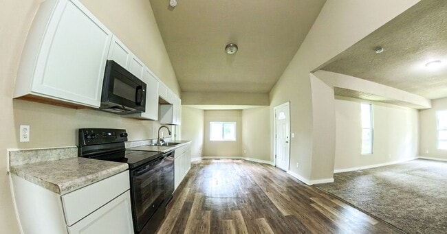 Building Photo - Fully Remodeled 4 Bedroom 2.5 Bathroom