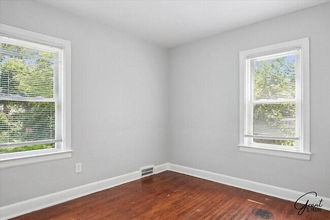 Building Photo - $1250 3 bedroom bungalow