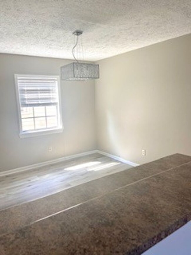 Building Photo - Beautiful home on quiet cul-de-sac! Very c...