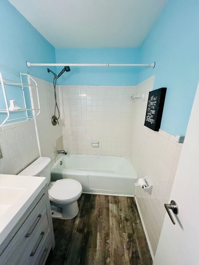 Building Photo - 2/1.5 Duplex in Fisherman's Haven