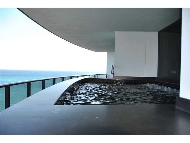 Building Photo - 18555 Collins Ave