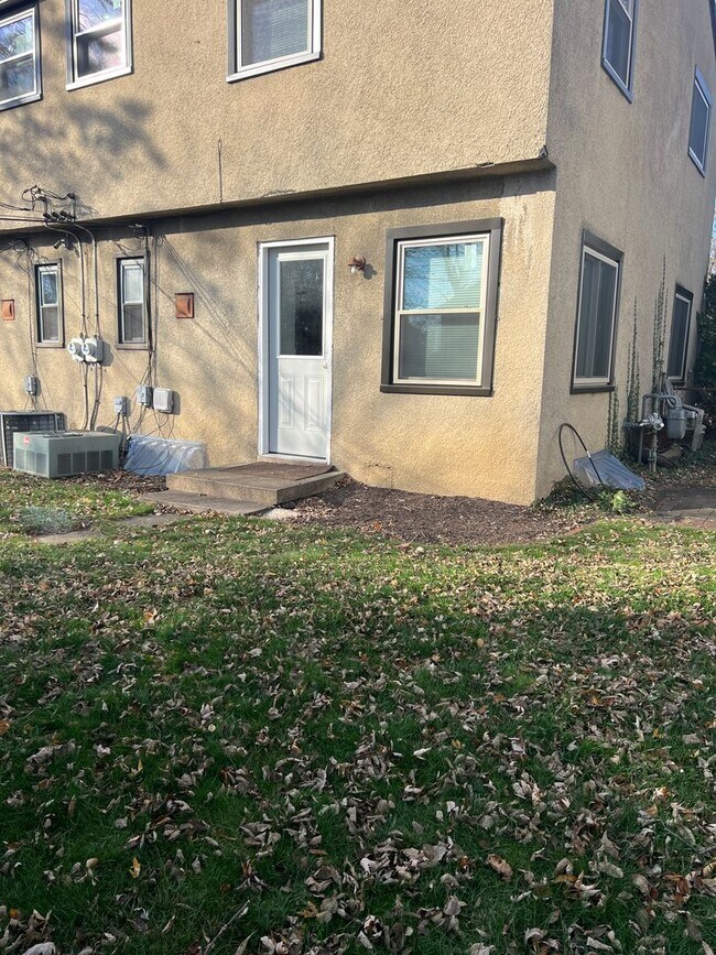 Building Photo - 2 Bedroom Townhome in Grandview!!