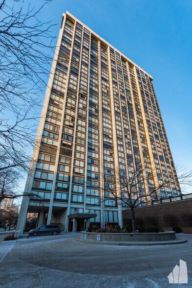 Building Photo - 5455 N Sheridan Rd