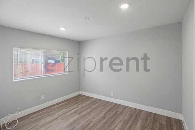 Building Photo - 26910 Manon Ave