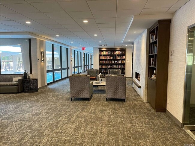 Building Photo - 2 Bay Club Dr