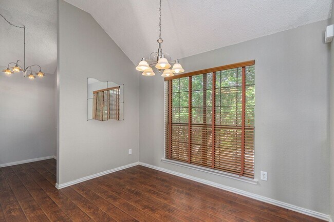 Building Photo - 588 Lake Forest Dr