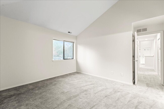 Building Photo - 2-bedroom 2-bathroom condo, located steps from the Boise River Greenbelt