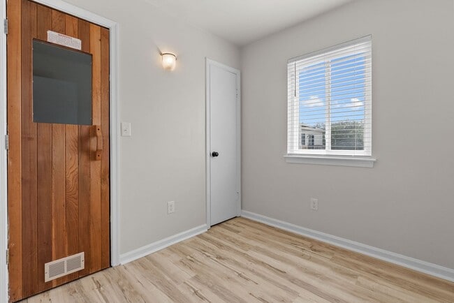 Building Photo - 837 Little Bay Ave