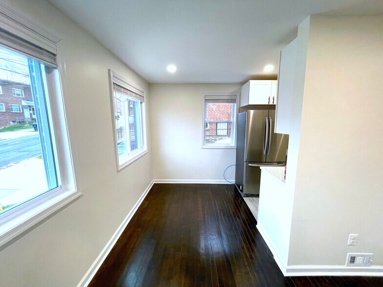 Dining Area - 131 Joliet St SW
