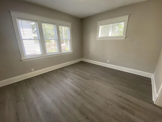 Building Photo - 318 Haney Ave