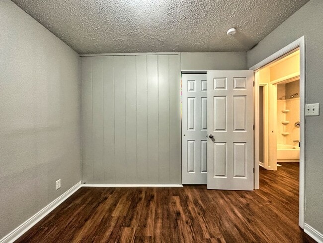 Building Photo - 3 bed 1 bath located on the East Side