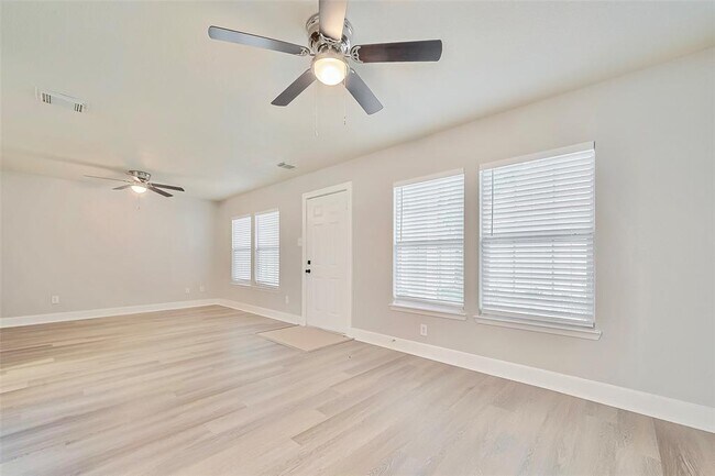 Building Photo - 5711 Silver Oak