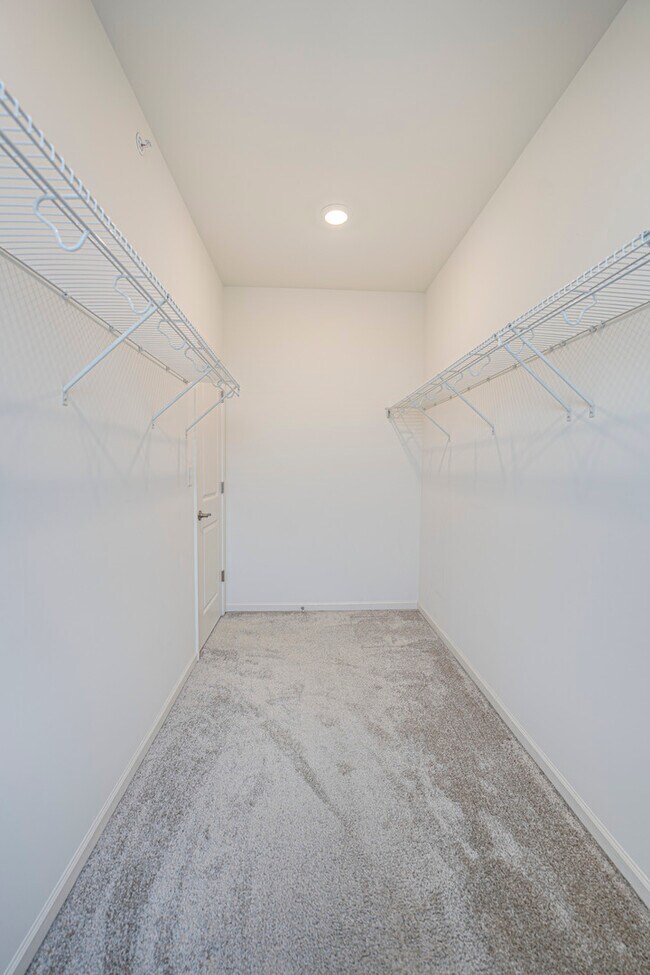 Building Photo - 2945 Showplace Dr