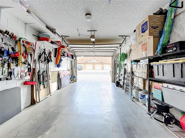 Building Photo - 100 E Oak Terrace Dr