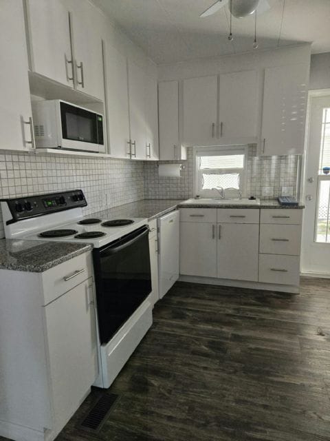 Building Photo - 409 49th Ave Terrace W