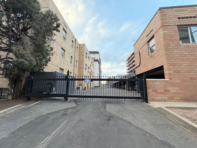 Building Photo - Turnkey Top-Floor Living in Gated Community Near City Park, Dining & Hospitals