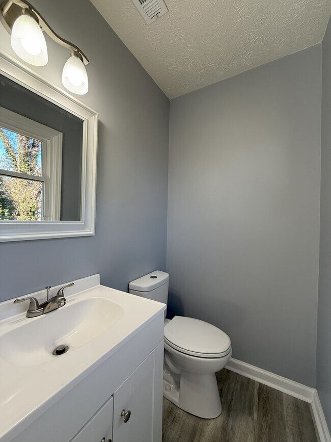 Building Photo - 3 Bedroom House, GREAT LOCATION *FIRST MONTH FREE*