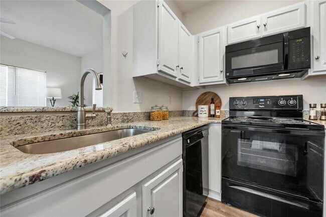Building Photo - Savannah Condos #101