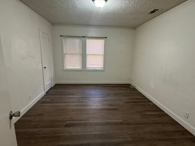 Building Photo - 1361 N Safford Ave