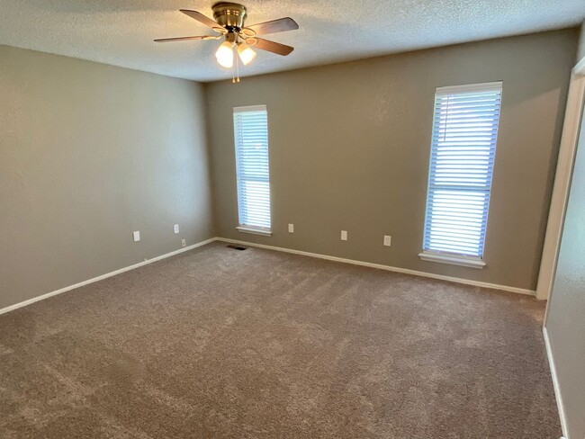 Building Photo - Cute 3 Bed In Mustang Schools