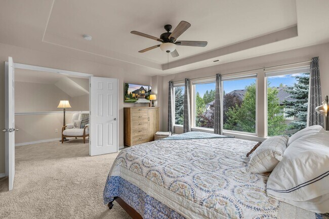 Building Photo - Stunning furnished home located in the des...