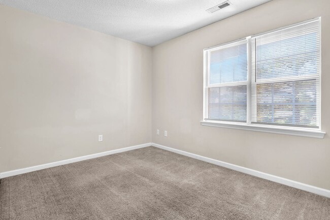 Building Photo - 2 Bed 2.5 Bath Townhome