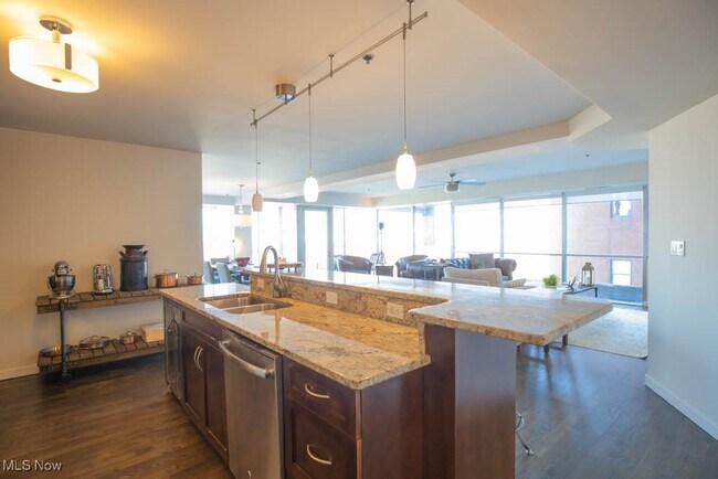 Building Photo - 701 W Lakeside Ave