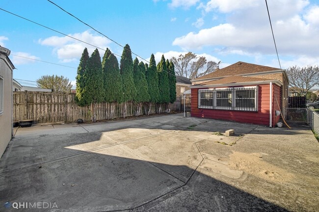 Building Photo - 3 Bed 2 Bath is West Elsdon neighborhood o...