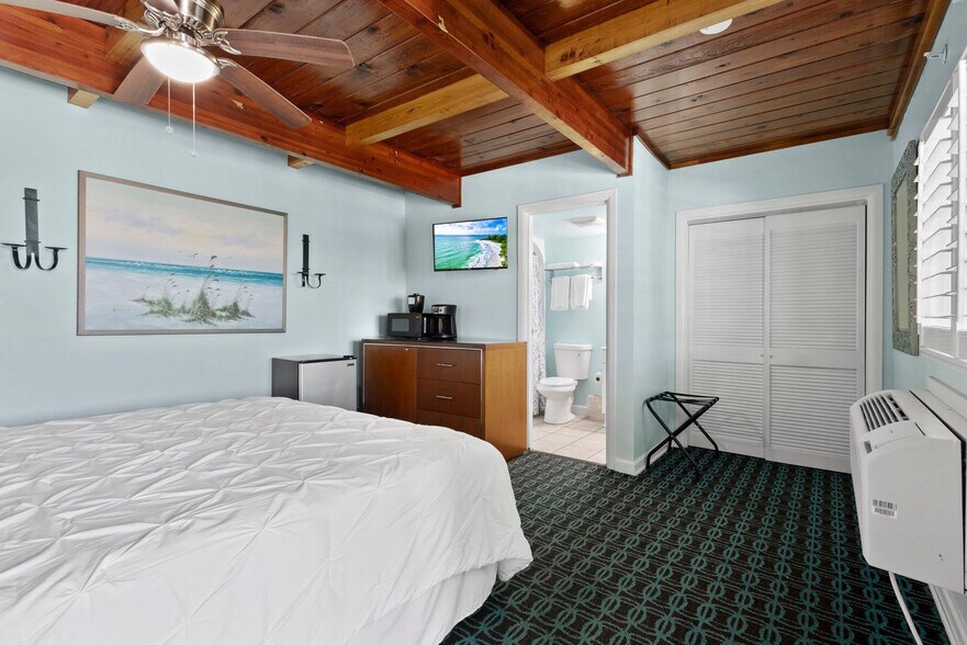 Building Photo - 110 S Ocean Dr