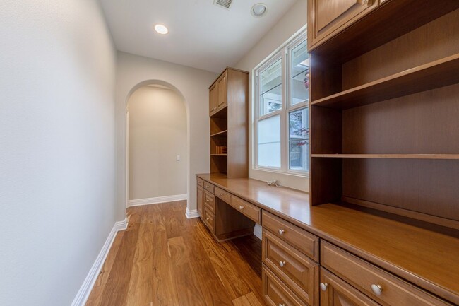 Building Photo - 935 Heron Cir