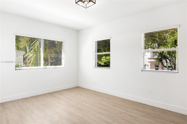 Building Photo - 624 Santander Ave