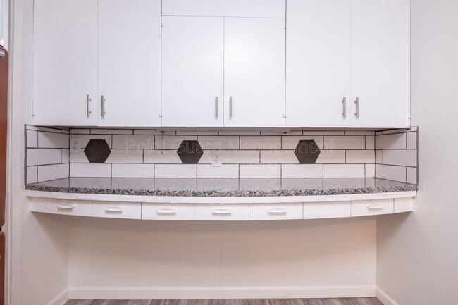 Building Photo - 619 N Glendale St