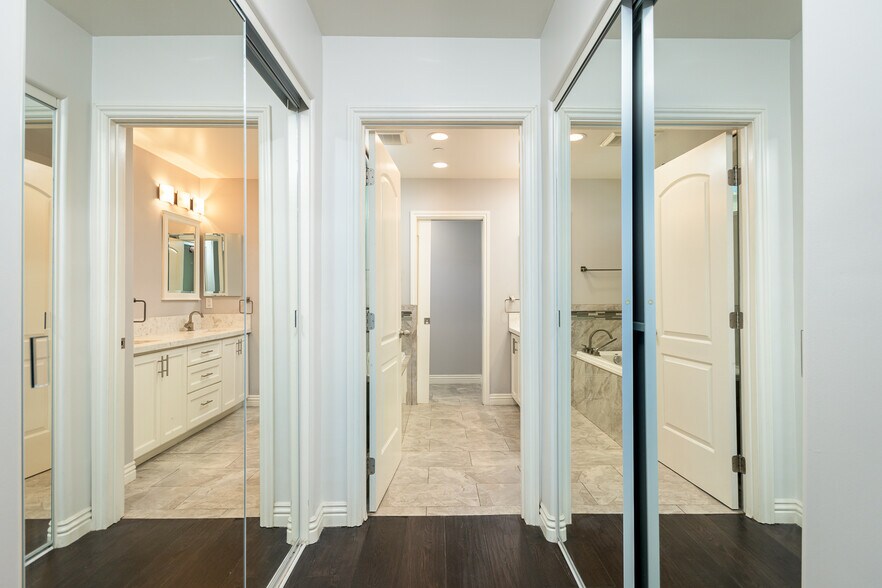 Building Photo - 736 N Wilton Pl
