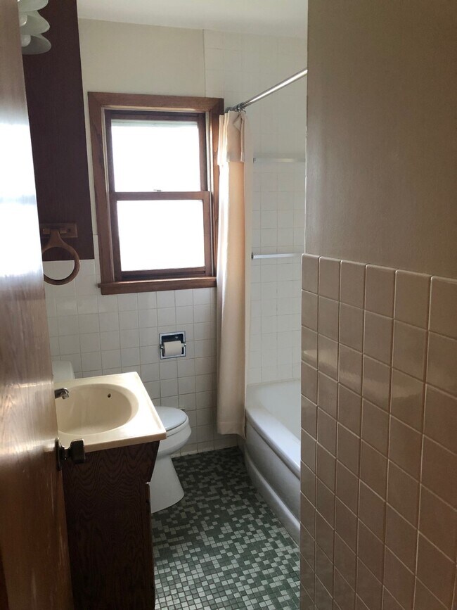 Building Photo - 215 N Pine St