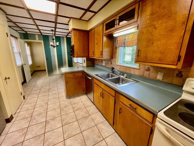 Building Photo - Five Bedroom Home in Millwood Neighborhood