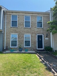 Building Photo - Spacious Townhouse