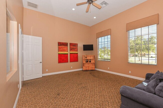 Building Photo - 9756 Palm Breezes Dr