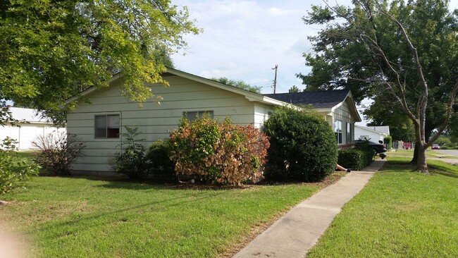 Building Photo - Beautifully remodeled 2-bedroom home in a ...