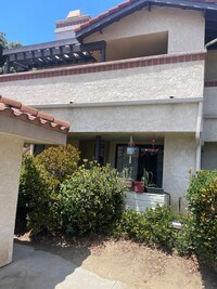 Building Photo - 2 bedrooms 2 baths single story apartment.