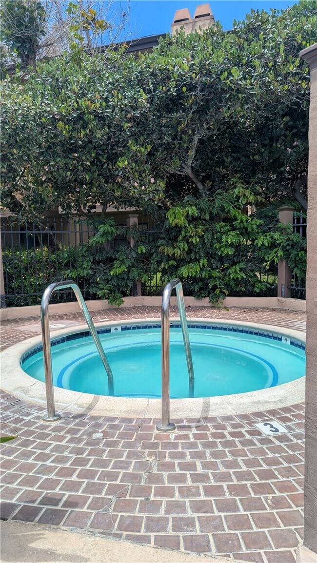 Building Photo - 8860 Villa La Jolla Dr
