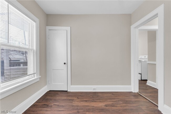 Building Photo - 9609 Sladden Ave