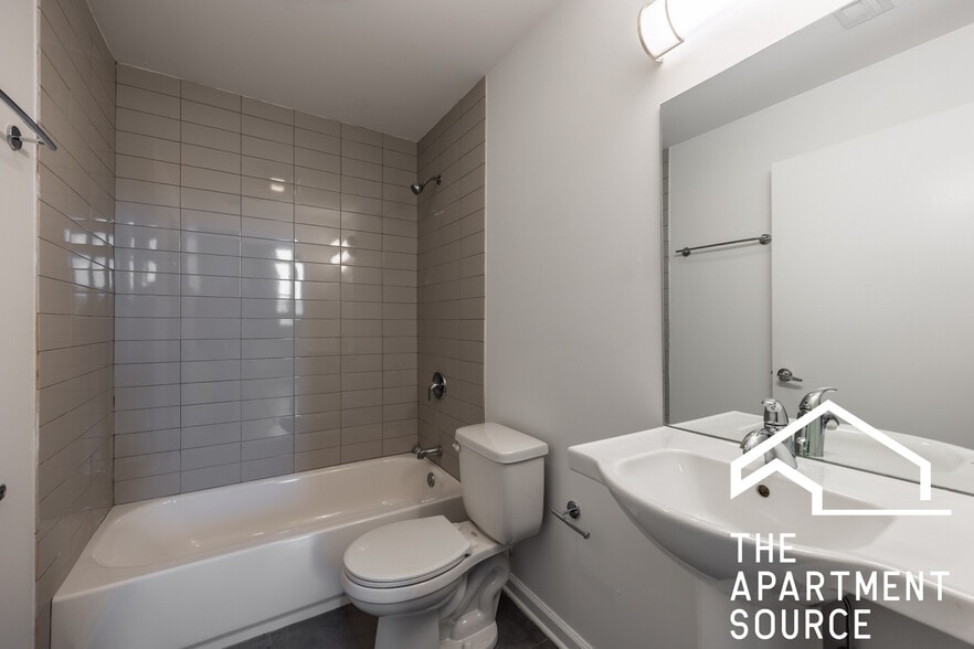 Building Photo - 930 W Dakin St