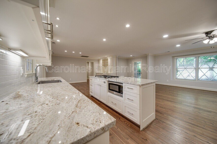 Building Photo - 6700 Castlegate Dr