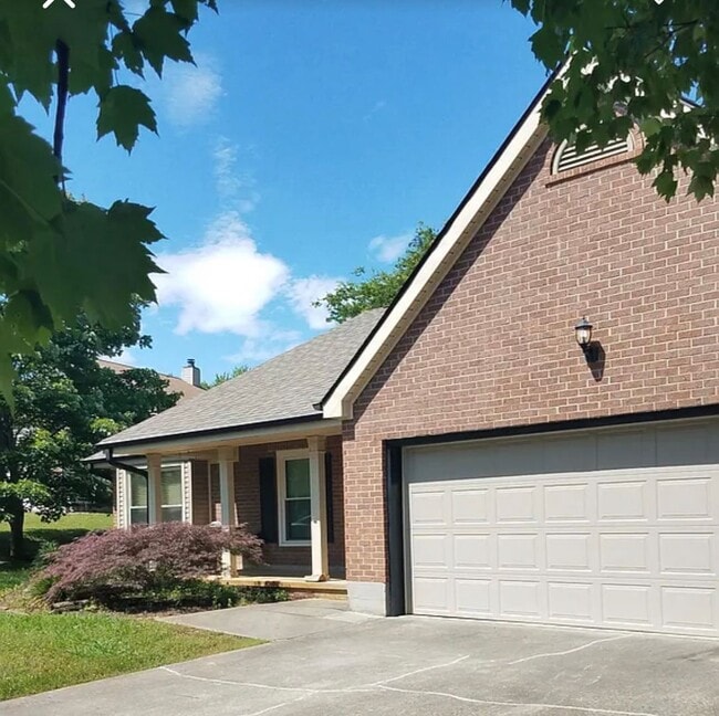 Building Photo - Knoxville 37922 - Available Now! 3 bedroom, 2 bath home - Contact Susan Niedergeses 865-300-4722