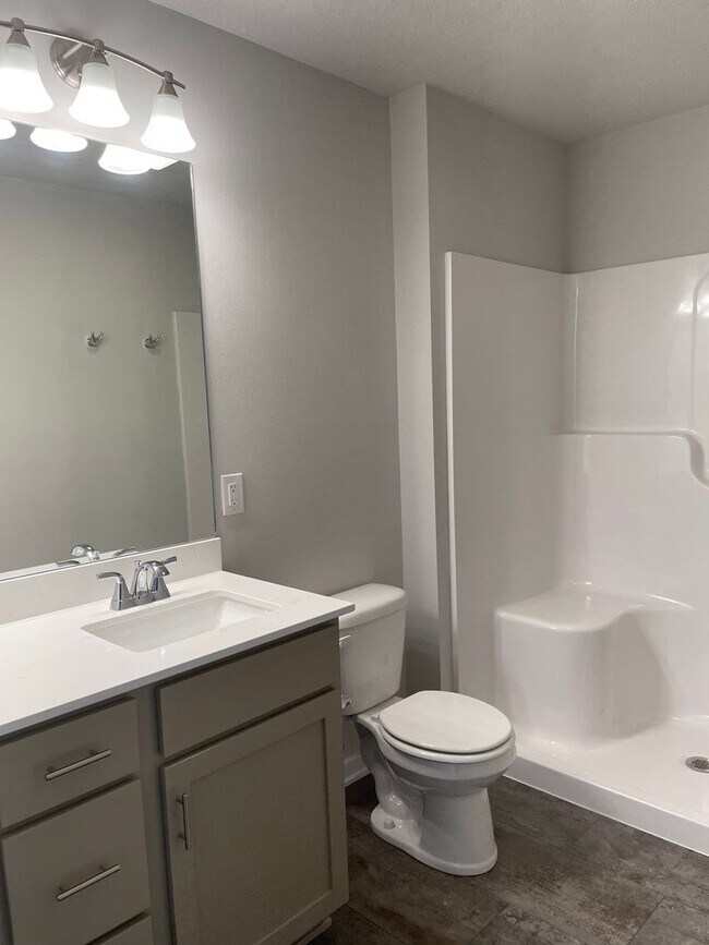 Building Photo - Beautiful! 3 bedroom 3 bathroom Single-Family Home in Urbandale, IA