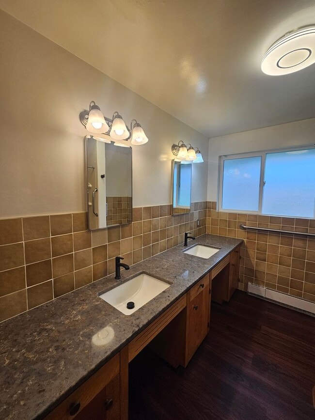 Building Photo - 1404 S Cherry St