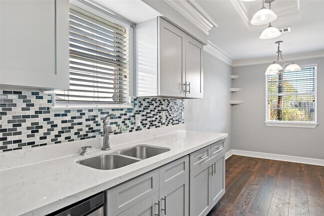 Building Photo - 5806 Ludington Dr