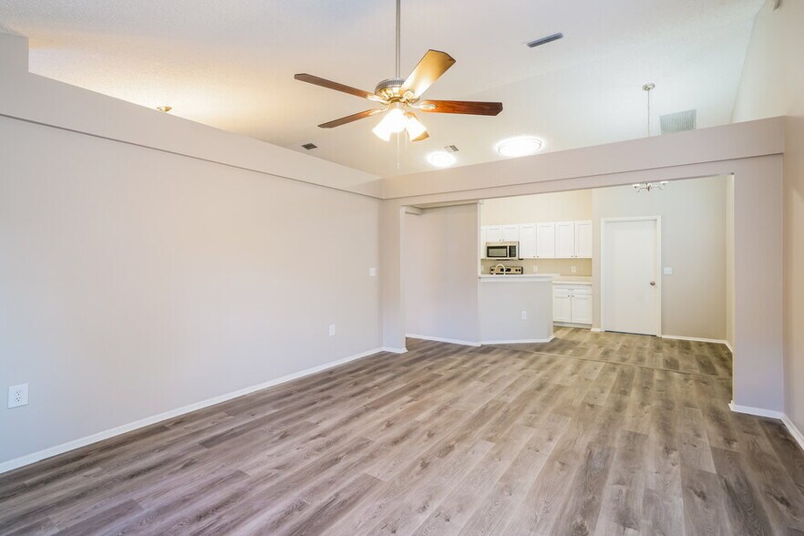 Building Photo - 1434 Lakehurst Way