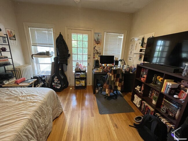 Building Photo - Awesome 3 bed 1 bath in Allston